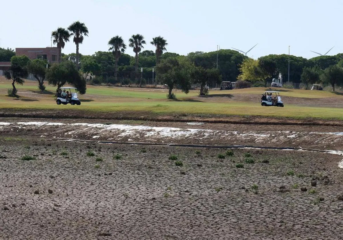 Uno de los estanques del Villanueva Golf de Puerto Real, totalmente seco.
