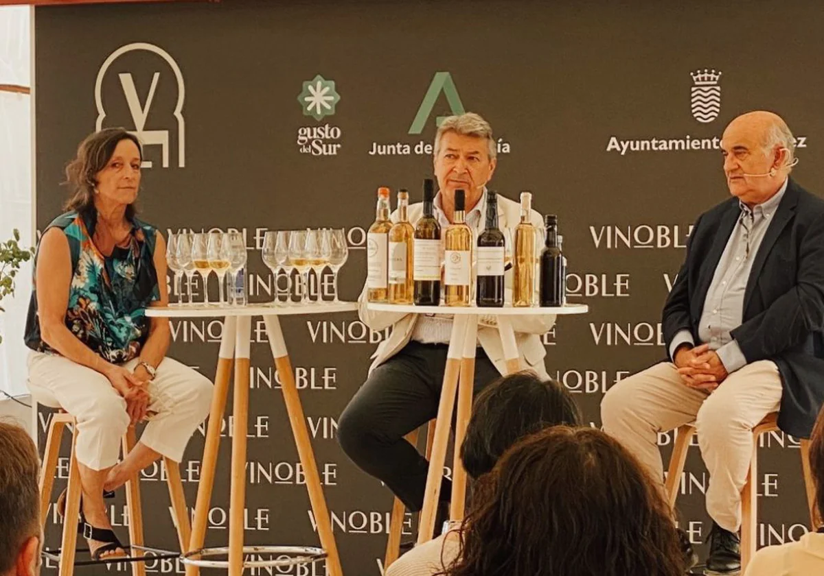 Ana Real, César Saldaña y José Manuel García durante una actividad de Vinoble 2024