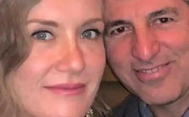 Imagen principal - Arriba, Michael y Yana llevaban años casados y estaban de viaje por Europa. Las cámaras capturaron al presunto asesino sacando lo que podía ser el cadáver de la víctima del hotel. La Policía encontró el cuerpo de la mujer enterrado en una finca en Valencia. 