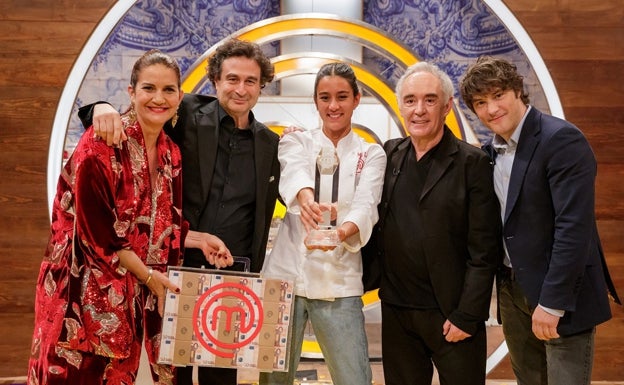 María Lo junto a los jueces de 'MasterChef'