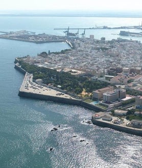 Imagen secundaria 2 - La catedral de Cádiz, desde el aire