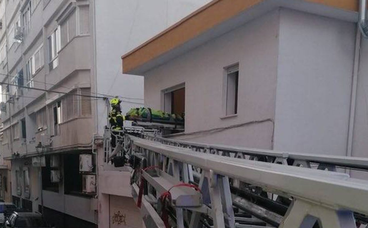 Los bomberos tuvieron que actuar desde el exterior de la vivienda