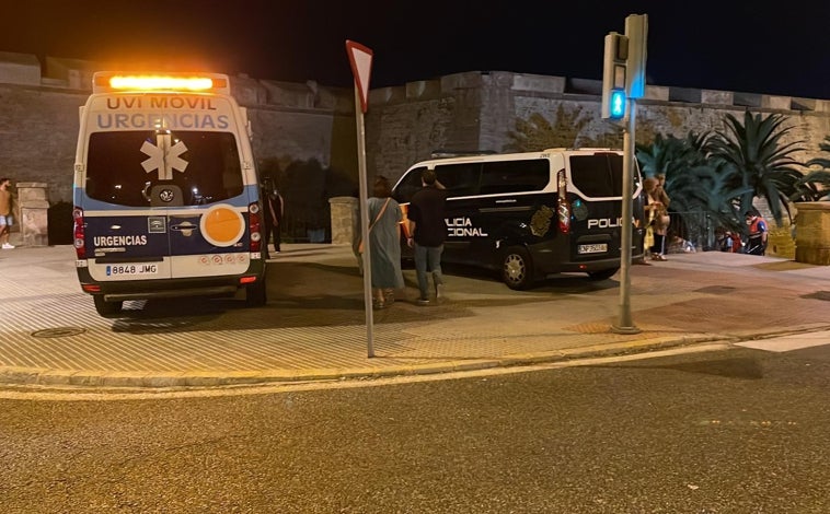 Imagen principal - Momento de la reyerta y la intervención policial.