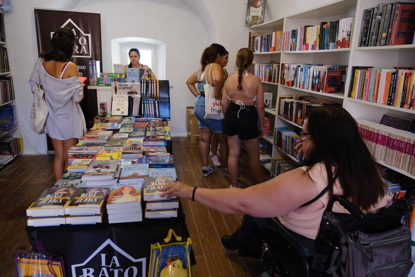 Blue Jeans firma ejemplares de su obra en la Feria del Libro de Cádiz