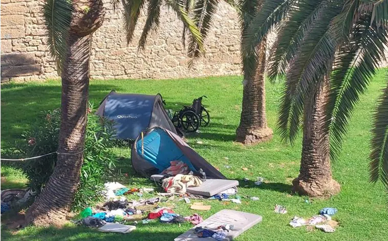 Imagen principal - Acampados en las Puertas de Tierra de Cádiz: «Esto no es gente que necesite ayuda, llevan cuchillos, palos y roban»