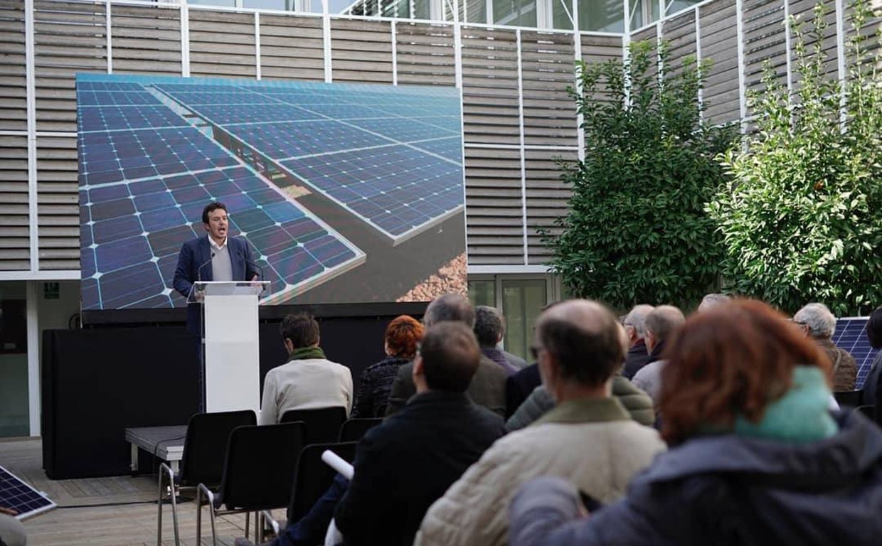 El alcalde durante la presentación de una línea de autoconsumo fotovoltaico de Eléctrica de Cádiz