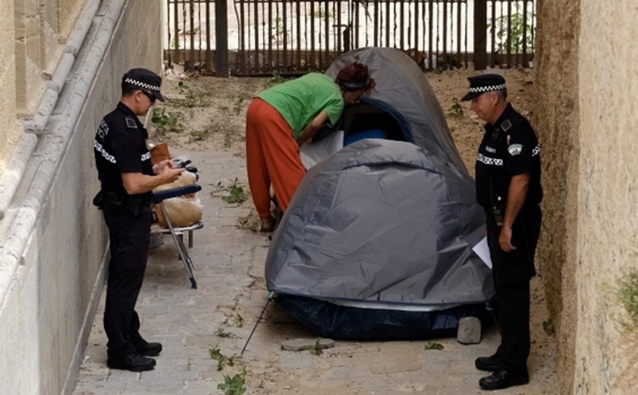 La Policía Local desaloja a una persona sin hogar en Entrecatedrales.