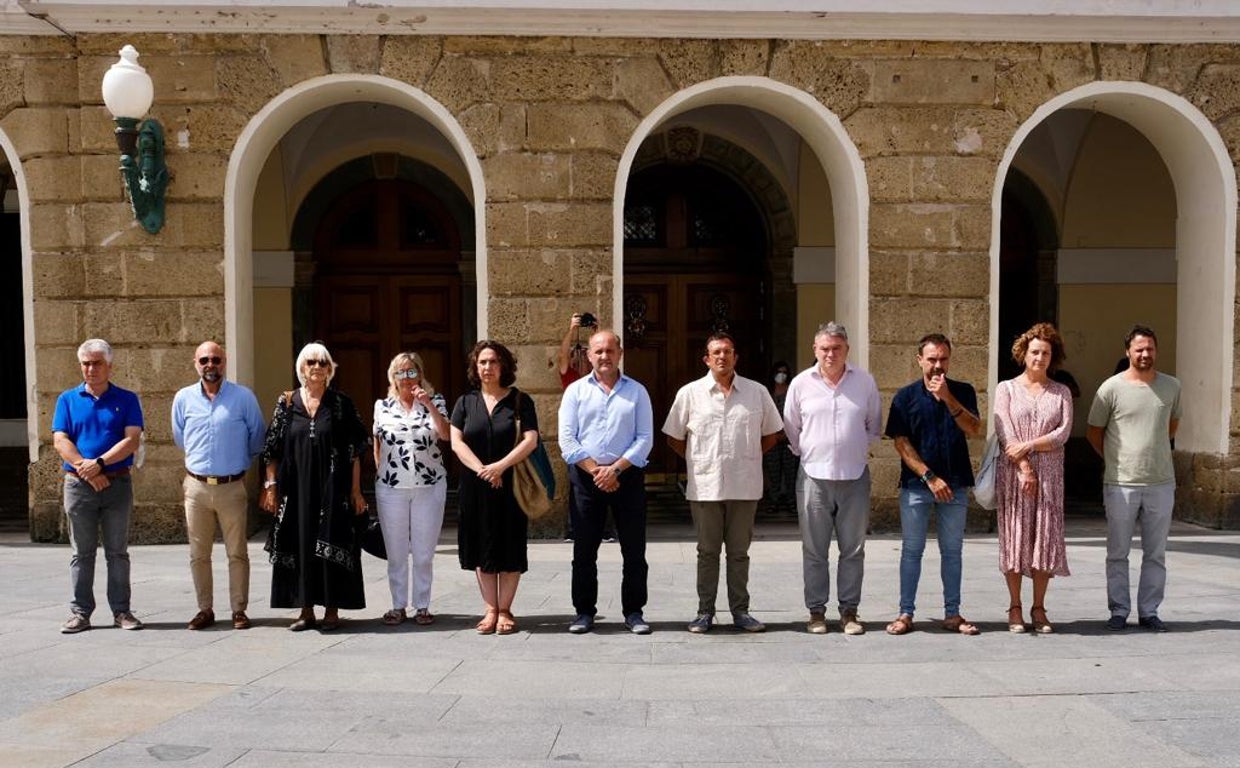 Convocatoria silenciosa en el Ayuntamiento de Cádiz por el 25 aniversario de la muerte de Miguel Ángel Blanco.