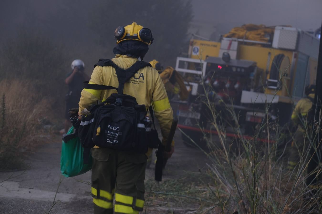 El levante ha dificultado el control del fuego en Jerez