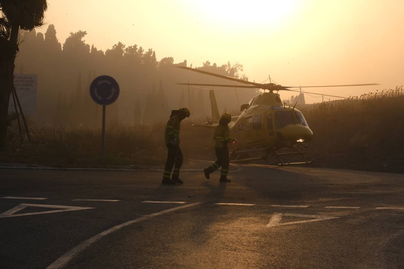 El levante ha dificultado el control del fuego en Jerez