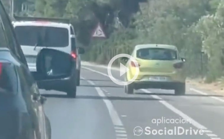 Vídeo: Un conductor adelanta a varios coches por el carril bici de forma indebida