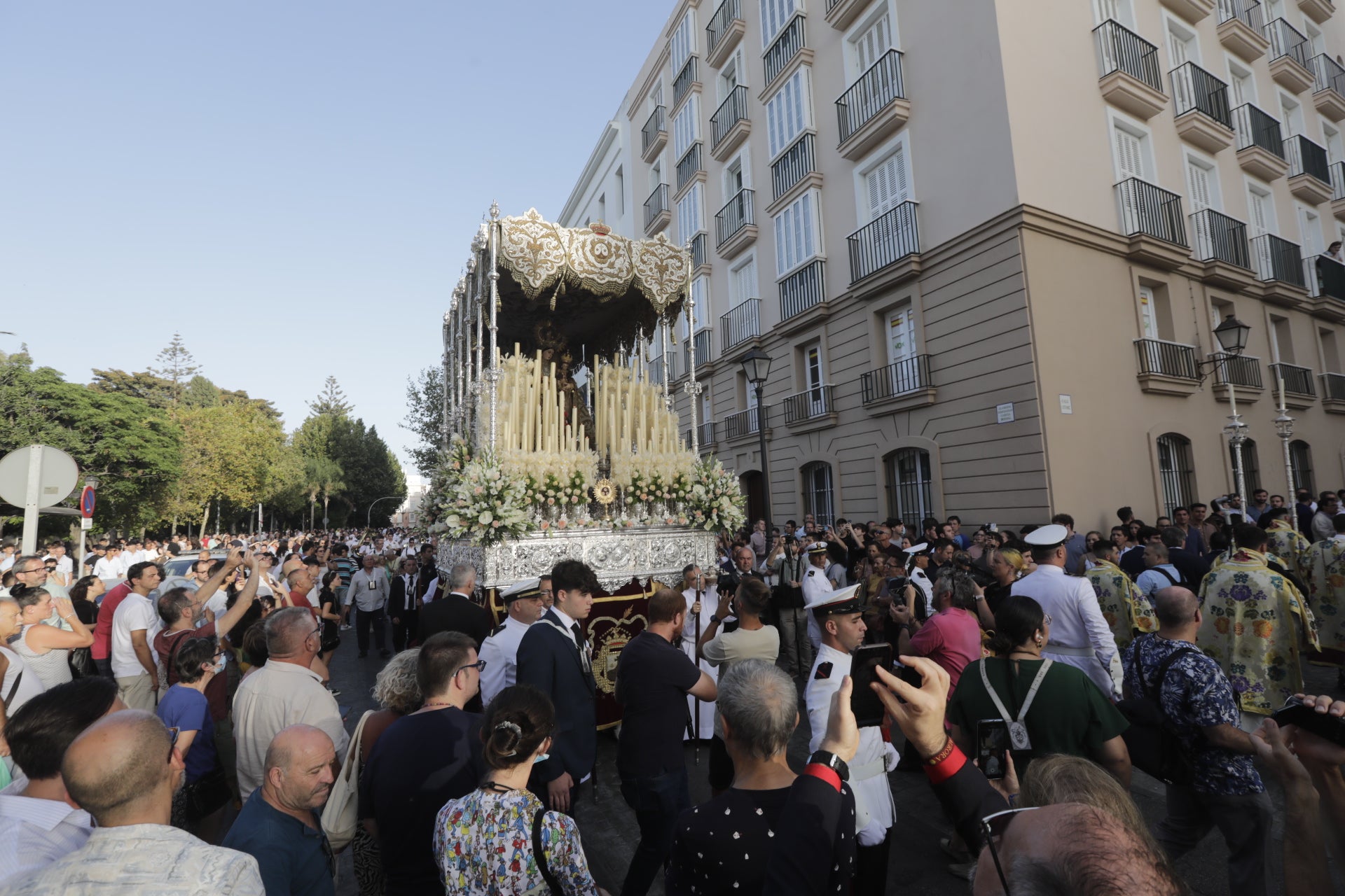 En imágenes: Así ha sido el reencuentro de la Virgen del Carmen con los gaditanos