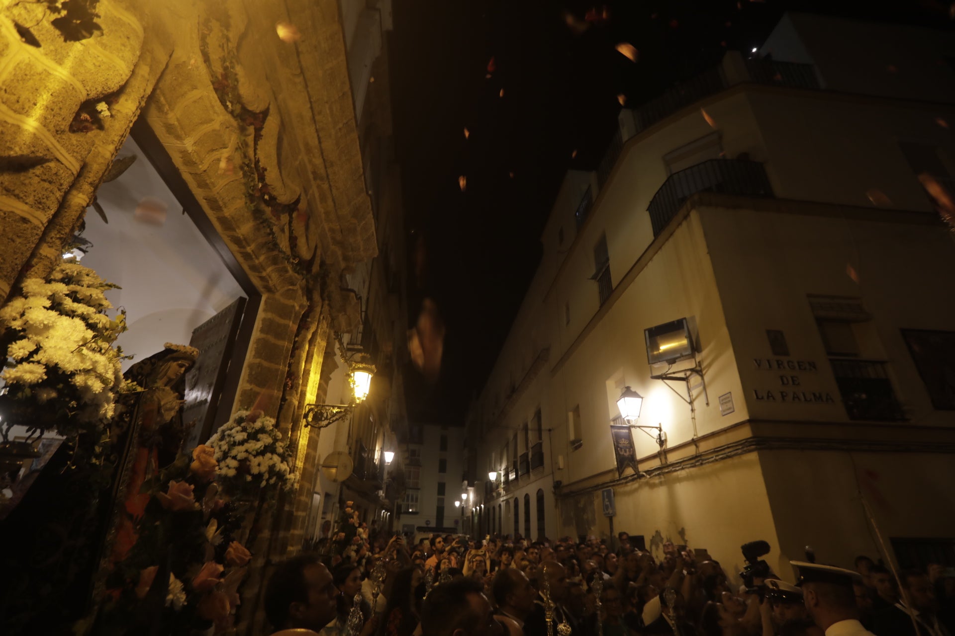 En imágenes: Así ha sido el reencuentro de la Virgen del Carmen con los gaditanos