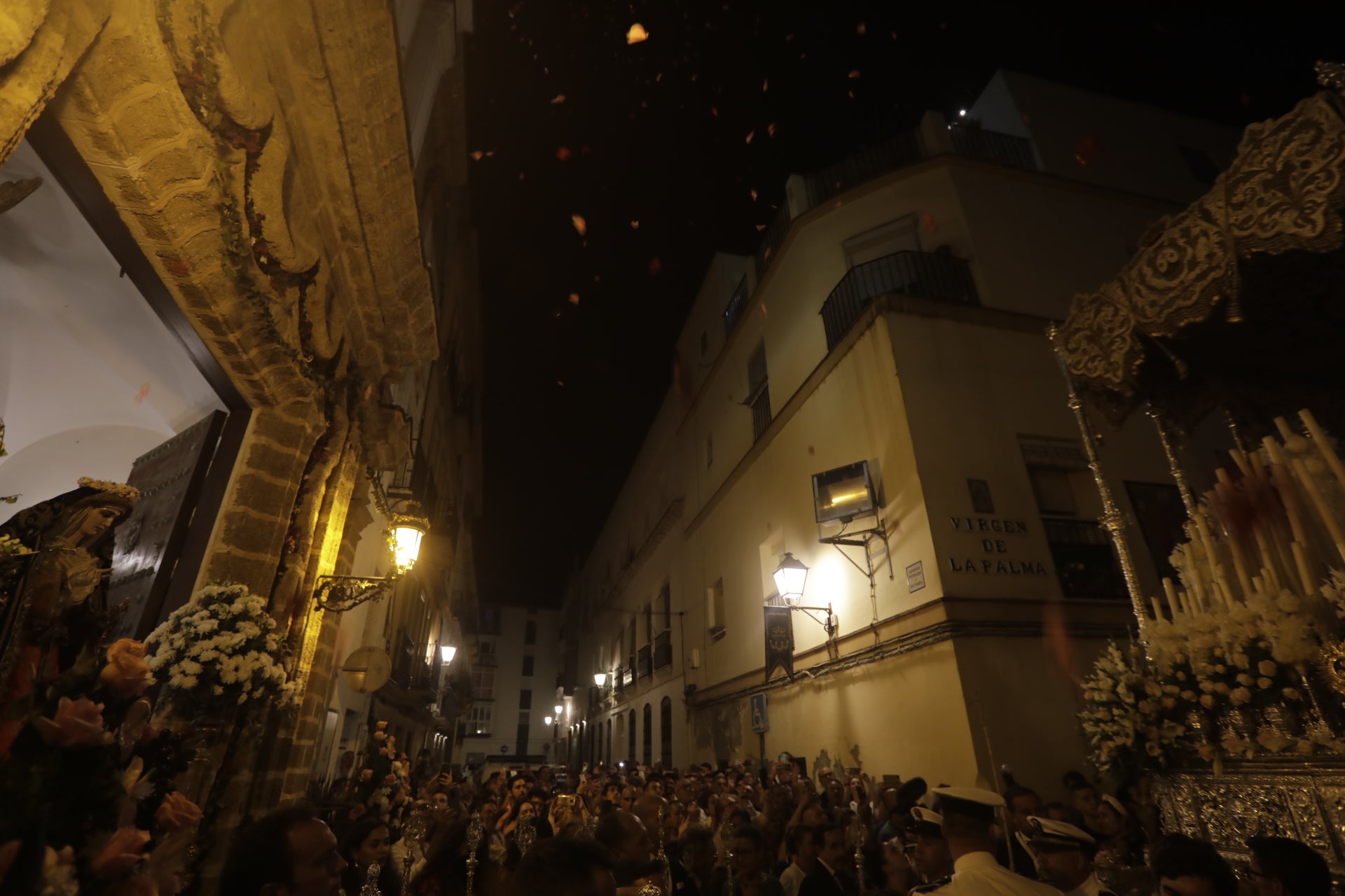 En imágenes: Así ha sido el reencuentro de la Virgen del Carmen con los gaditanos