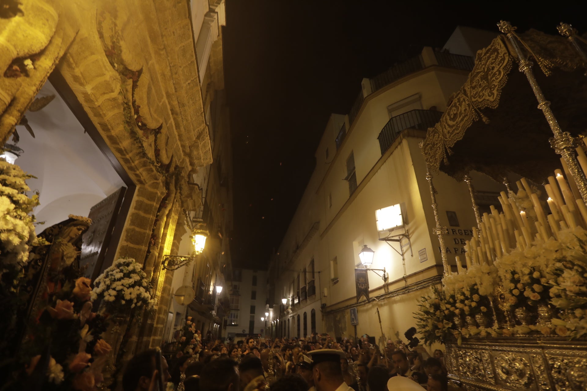 En imágenes: Así ha sido el reencuentro de la Virgen del Carmen con los gaditanos