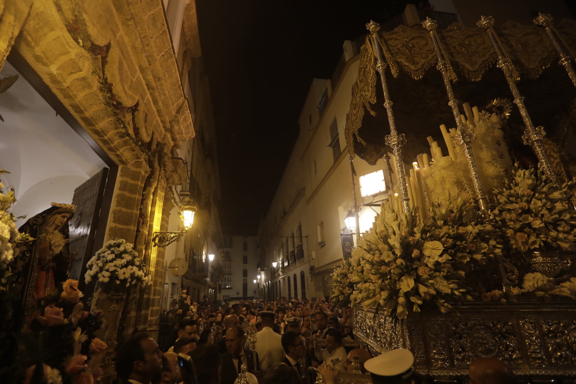 En imágenes: Así ha sido el reencuentro de la Virgen del Carmen con los gaditanos