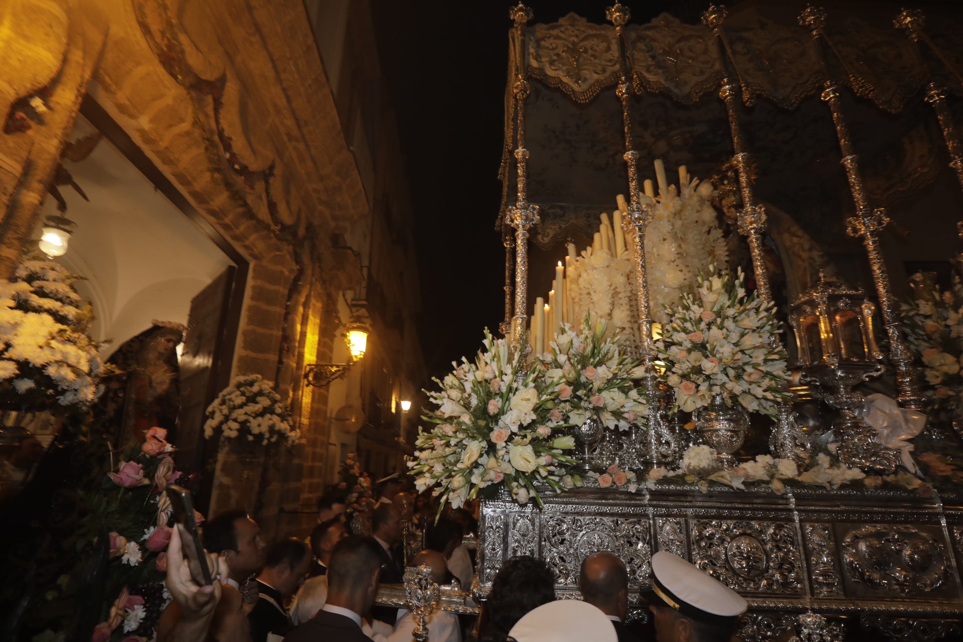 En imágenes: Así ha sido el reencuentro de la Virgen del Carmen con los gaditanos