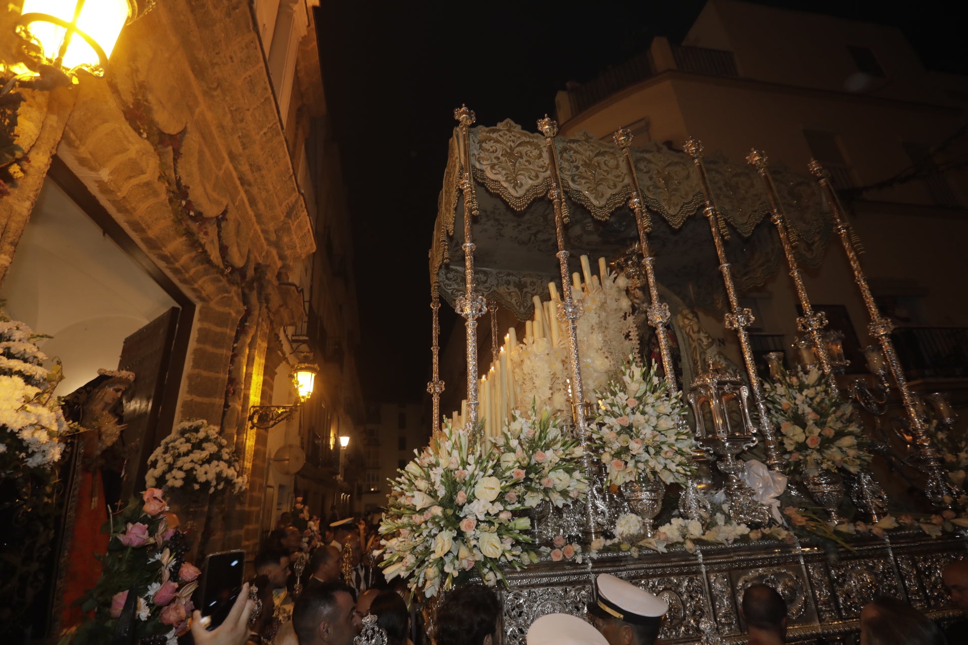 En imágenes: Así ha sido el reencuentro de la Virgen del Carmen con los gaditanos
