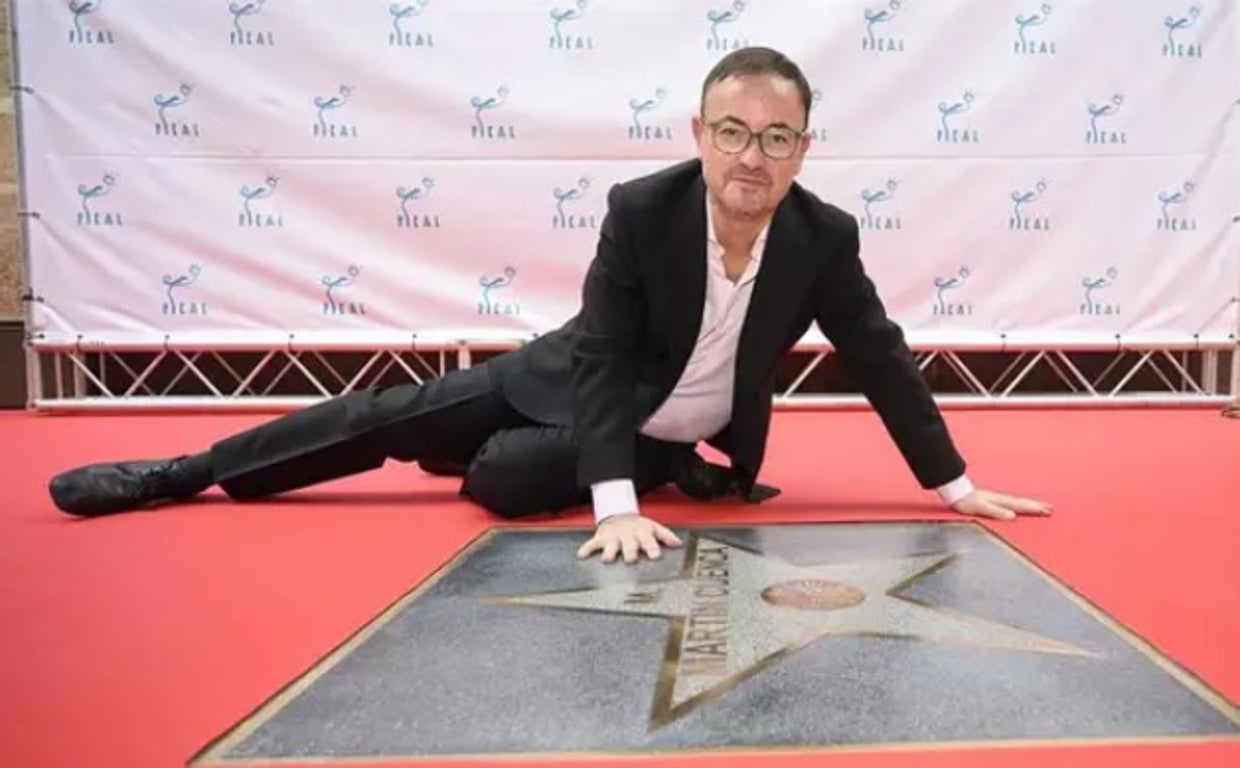 El director Manuel Martín Cuenca frente a su estrella en el Paseo de la Fama de Almería