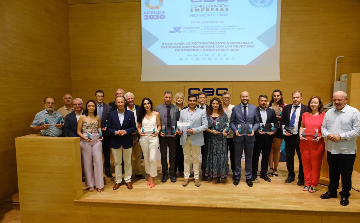 Foto de familia tras la entrega de reconocimientos a las 16 entidades