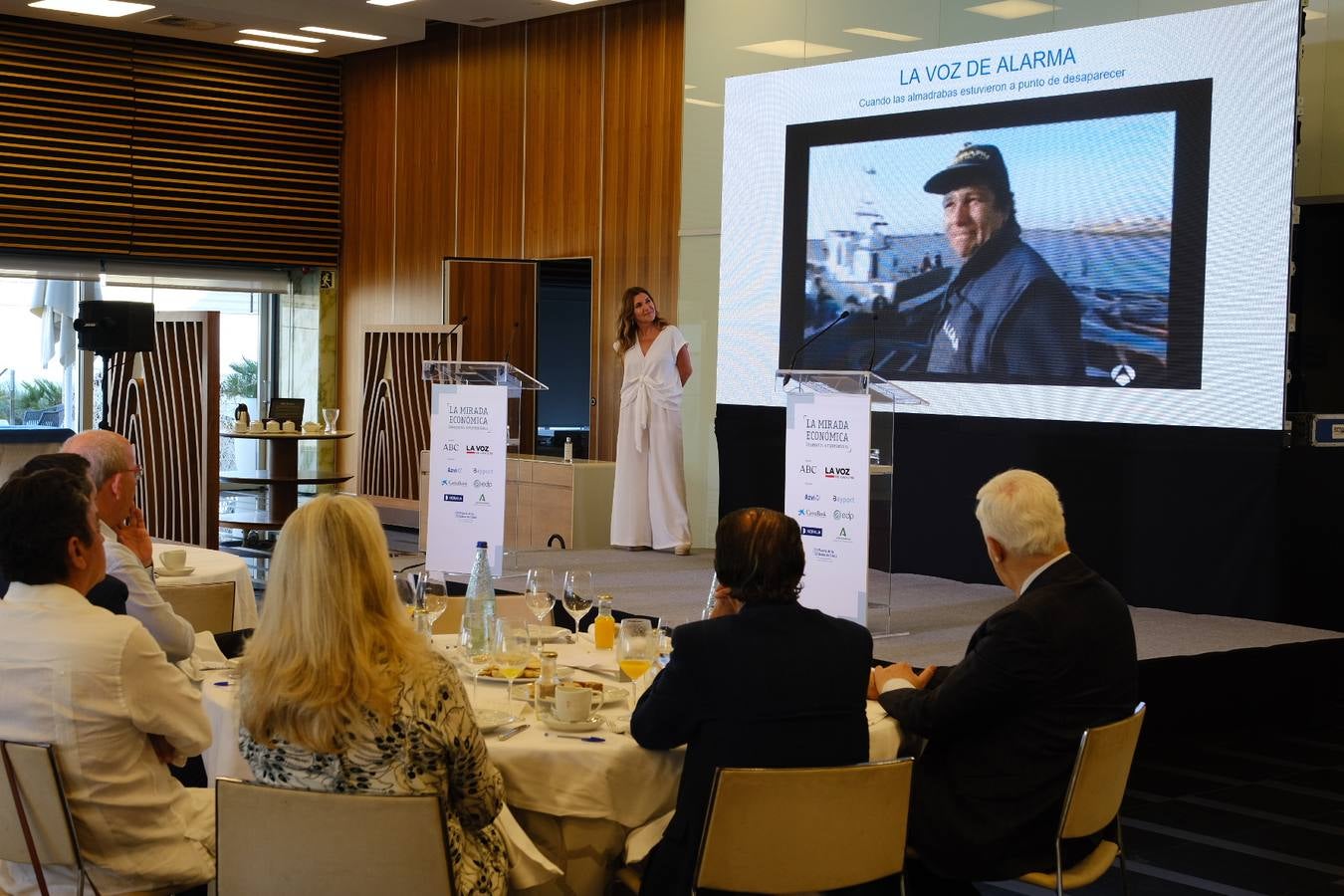 Fotos: Ambiente en la Mirada Económica de ABC y La Voz con Marta Crespo