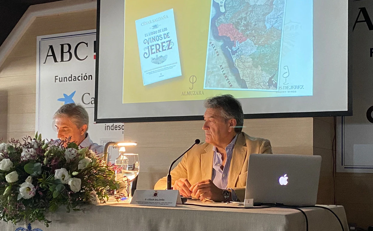 César Saldaña presenta &#039;El libro de los vinos de Jerez&#039; en el Aula de Cultura de Vista Hermosa