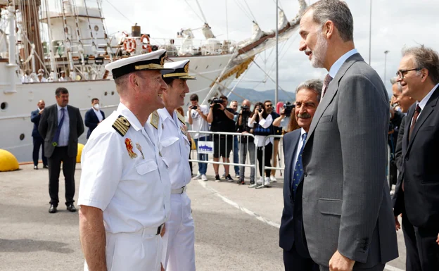 El comandante del Elcano, capitán de navío Manuel García Ruiz, saluda a Su Majestad el Rey Felipe VI.
