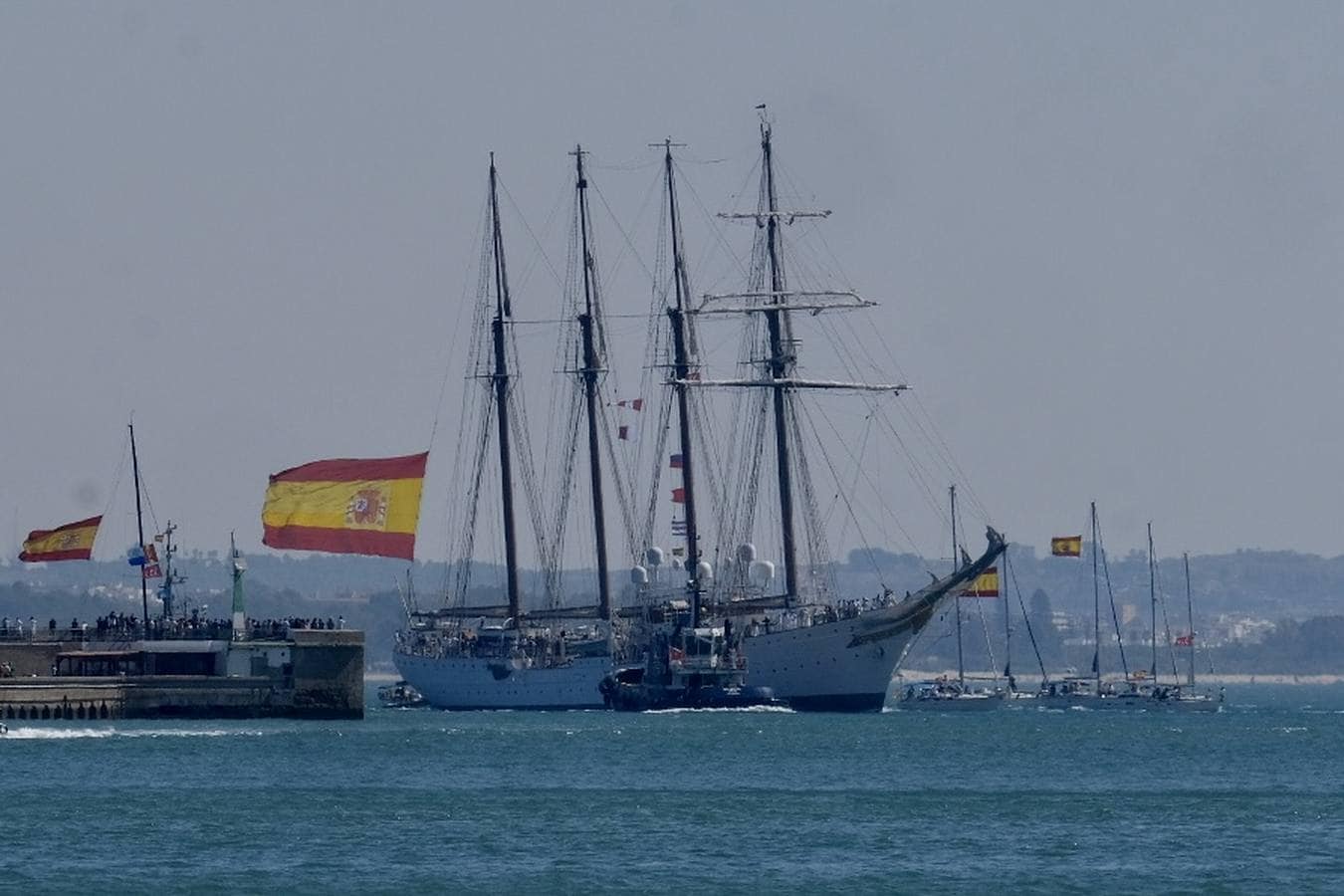 Caluroso reencuentro de Cádiz con el buque Juan Sebastián de Elcano