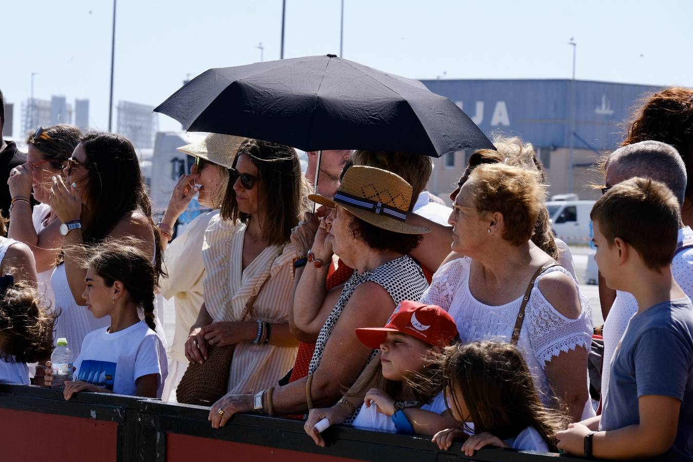 Caluroso reencuentro de Cádiz con el buque Juan Sebastián de Elcano