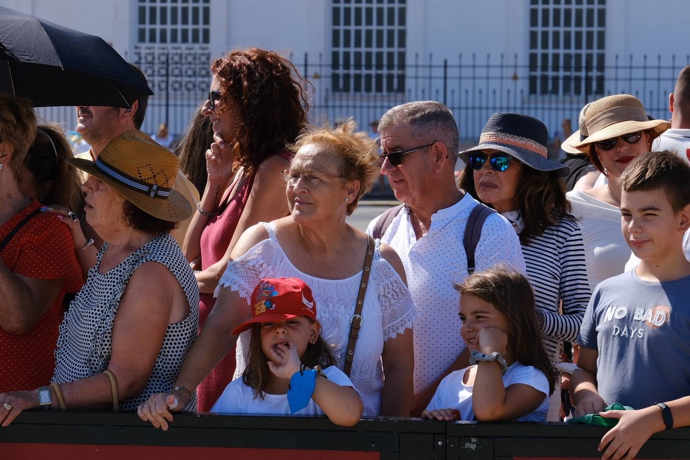 Caluroso reencuentro de Cádiz con el buque Juan Sebastián de Elcano