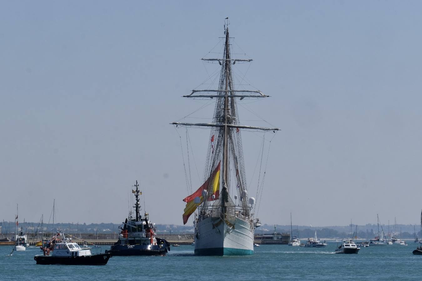 Caluroso reencuentro de Cádiz con el buque Juan Sebastián de Elcano