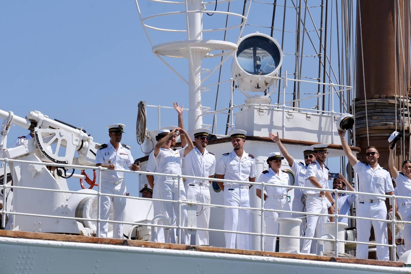 Caluroso reencuentro de Cádiz con el buque Juan Sebastián de Elcano