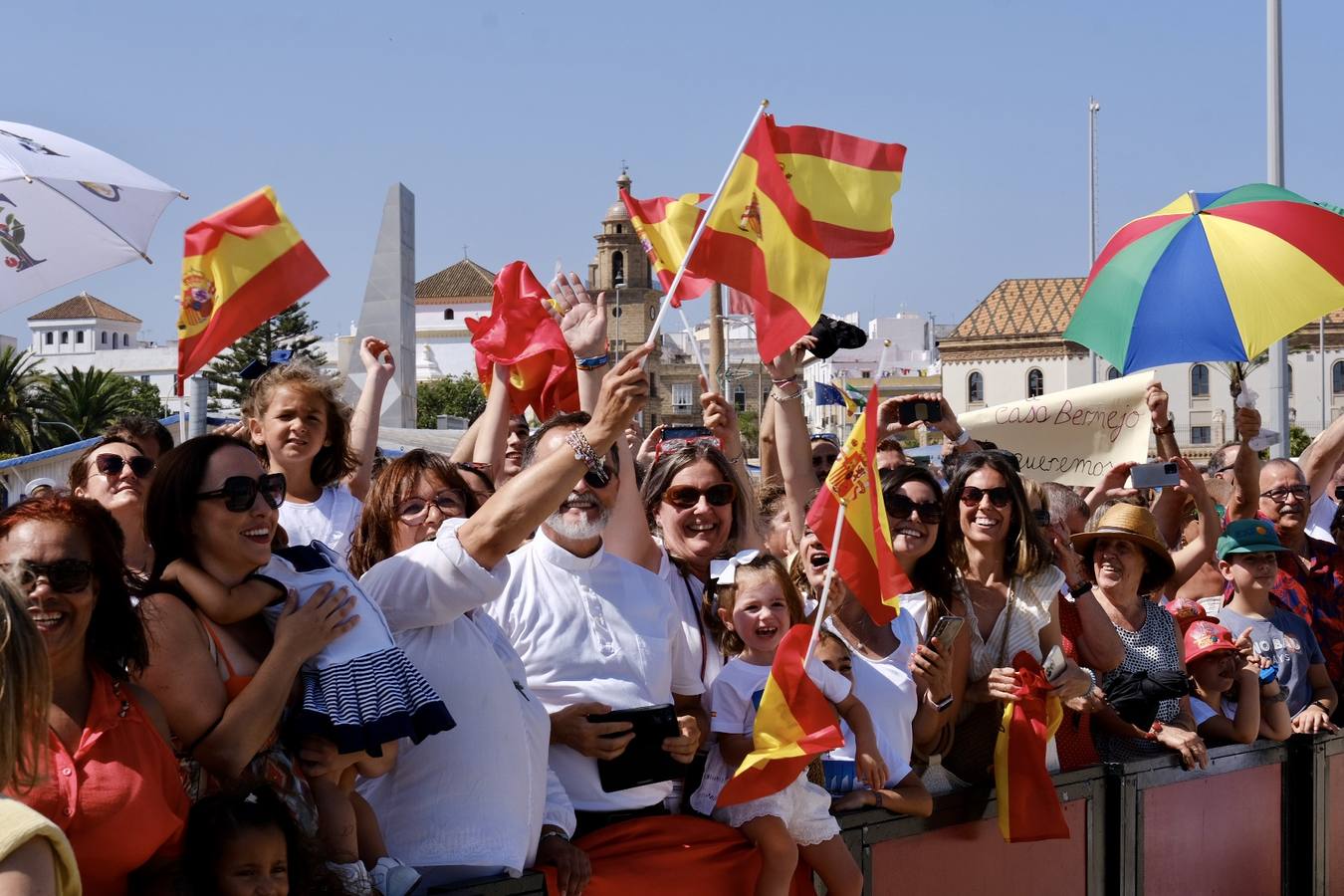 Caluroso reencuentro de Cádiz con el buque Juan Sebastián de Elcano