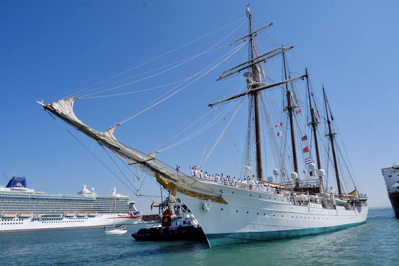 Caluroso reencuentro de Cádiz con el buque Juan Sebastián de Elcano