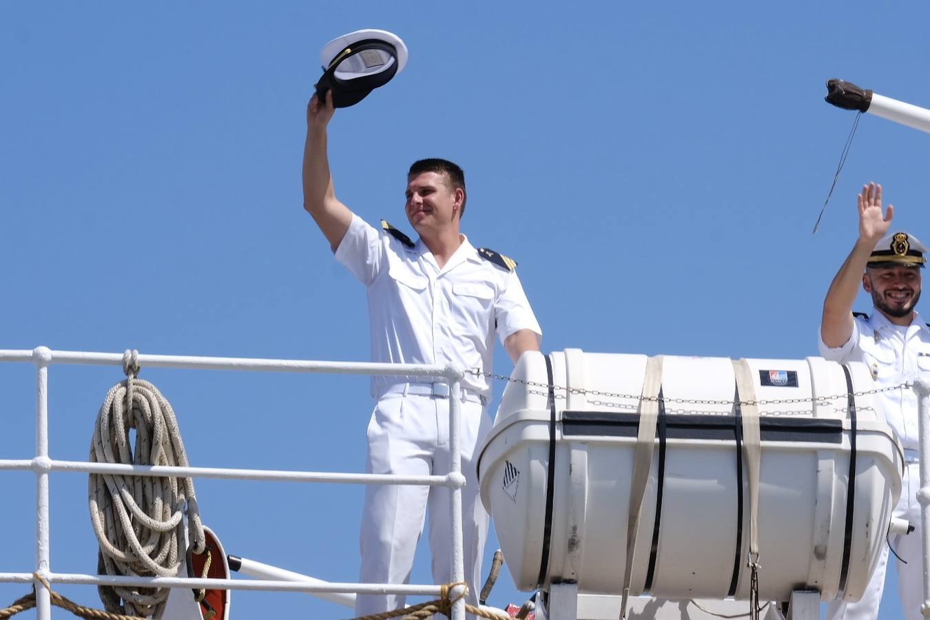 Caluroso reencuentro de Cádiz con el buque Juan Sebastián de Elcano