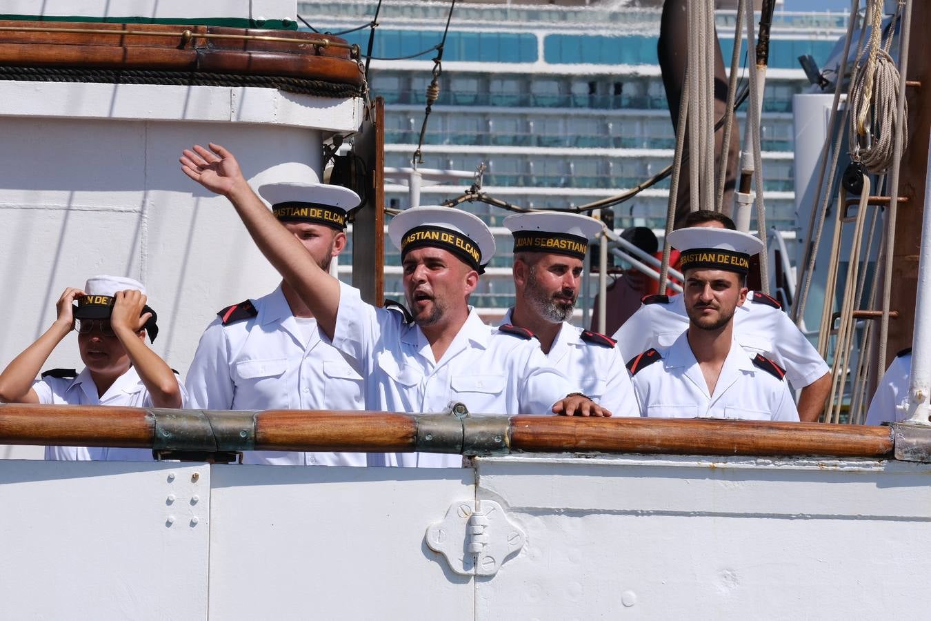 Caluroso reencuentro de Cádiz con el buque Juan Sebastián de Elcano