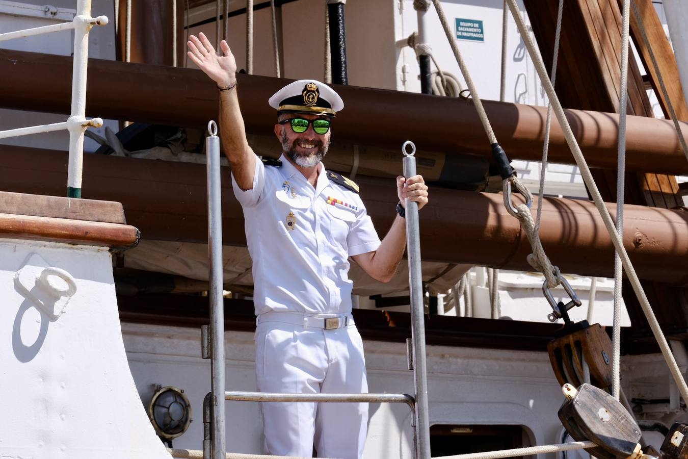 Caluroso reencuentro de Cádiz con el buque Juan Sebastián de Elcano