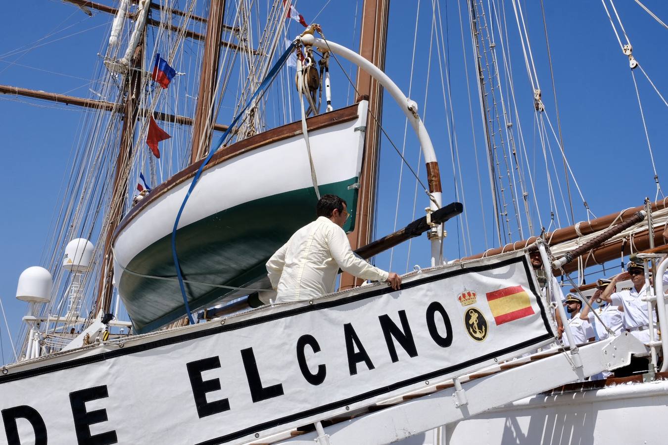 Caluroso reencuentro de Cádiz con el buque Juan Sebastián de Elcano