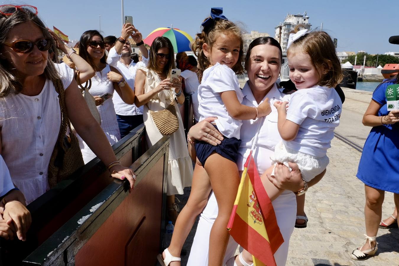 Caluroso reencuentro de Cádiz con el buque Juan Sebastián de Elcano