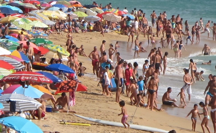 Denuncian la escasez de recursos en la playa de Zahora: «sin baños, ni duchas, ni lancha para los socorristas»