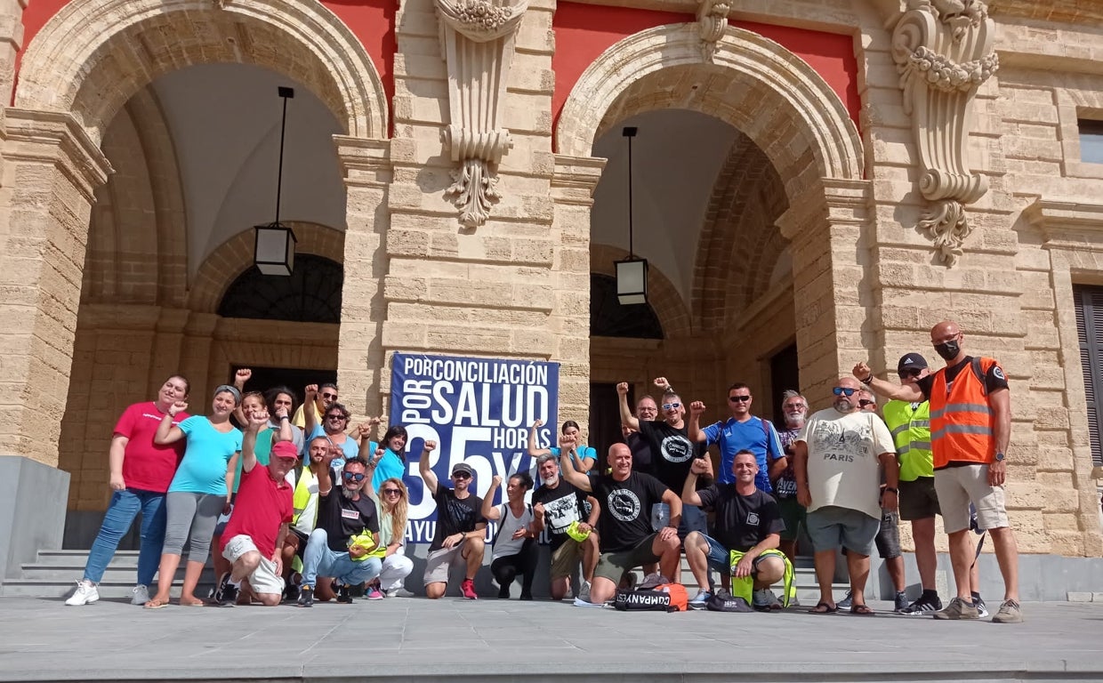 Los convocantes de la asamblea, en las puertas del Ayuntamiento isleño