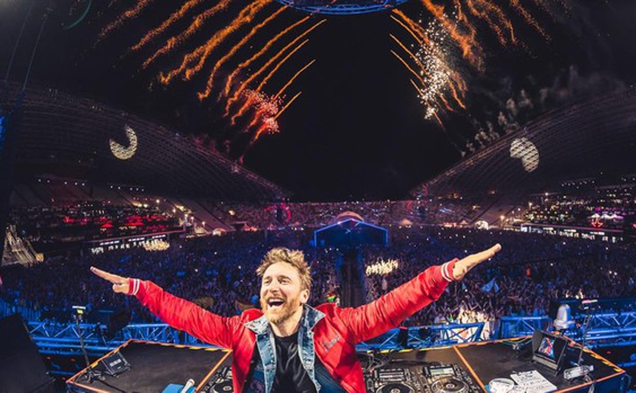 El artista francés David Guetta disfruta en uno de sus multitudinarios conciertos