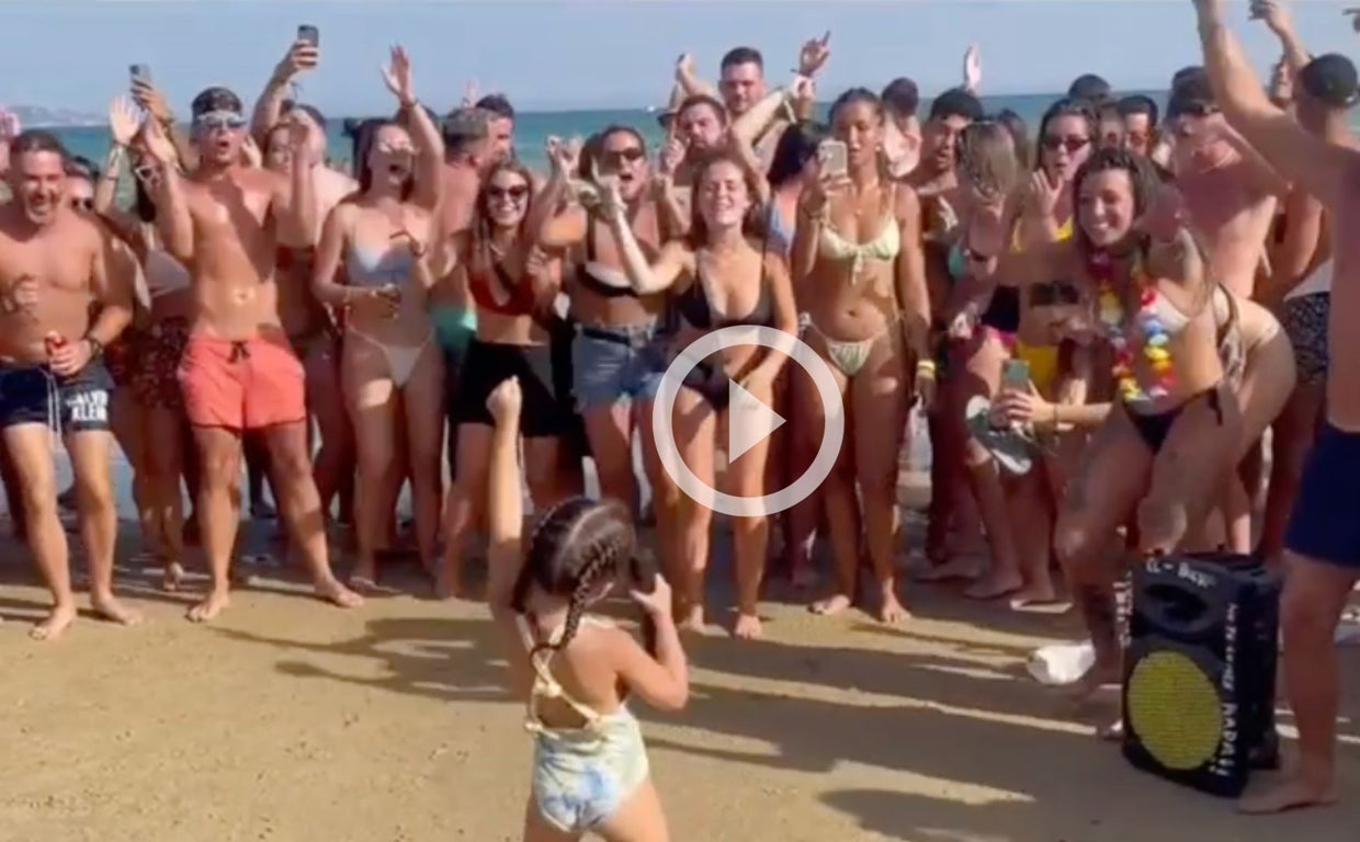 Una playa gaditana baila al ritmo de la pequeña Julia