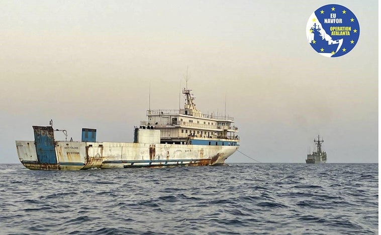 La fragata 'Numancia' asiste a un barco que se encontraba sin comida ni agua en el océano Índico