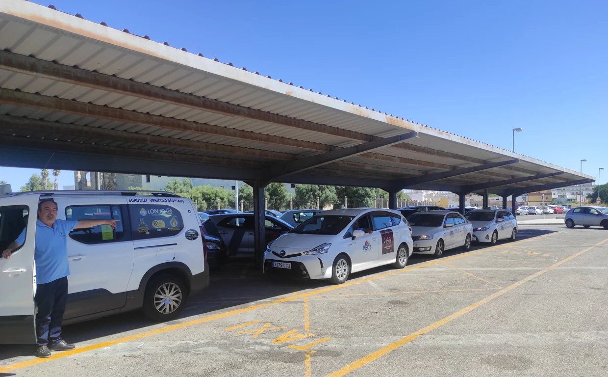 Un grupo de taxis espera la llegada de pasajeros en la estación de tren de El Puerto