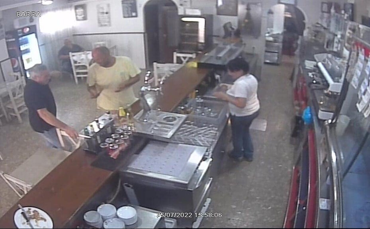 Imágenes de la cámara de seguridad de un bar que capta la presencia del supuesto estafador en Jerez