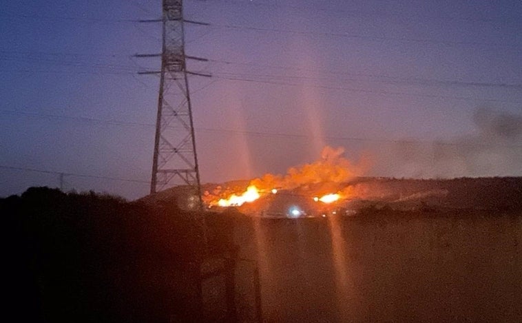 Desalojadas varias viviendas rurales en San Roque por un incendio en la Sierra del Arca