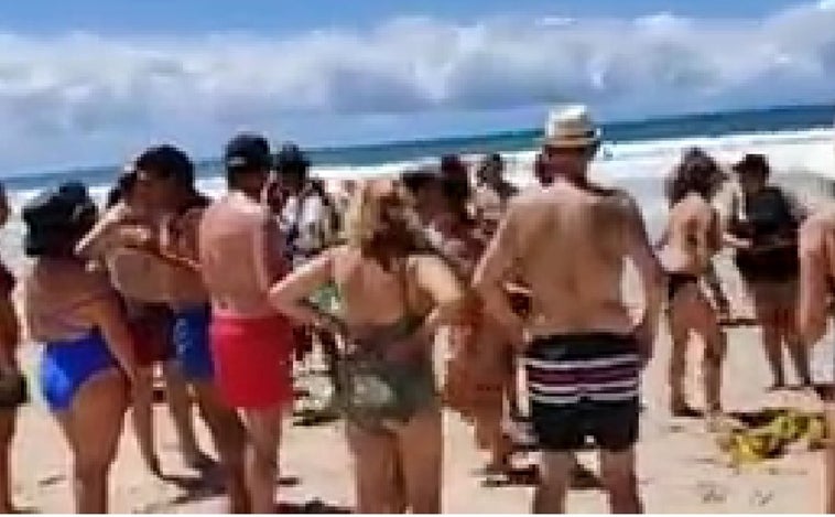 Vídeo: Fardos de droga en plena orilla en la playa de Zahara de los Atunes