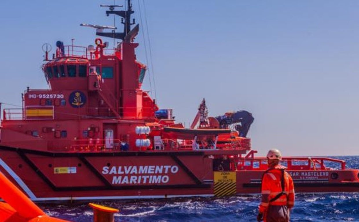 Rescatada una patera con 15 adultos y tres menores en aguas de Algeciras