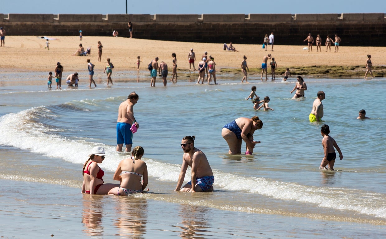 Numerosos bañistas en una playa de Cádiz.